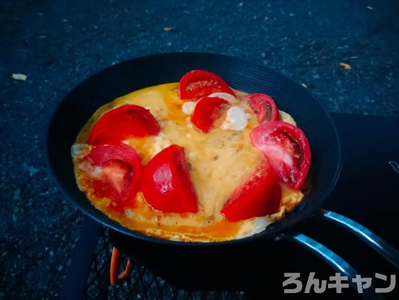 【簡単キャンプ飯】トマトを使ったレシピまとめ｜美味しい料理で笑顔になる