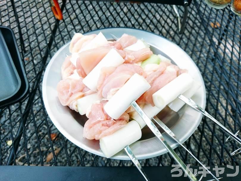 【100均】セリアのステンレス製焼き串(5本組)で簡単焼き鳥|バーベキューで絶品串焼きを味わう