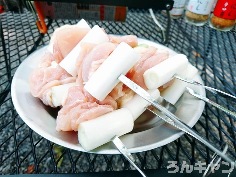 【100均】セリアのステンレス製焼き串（5本組）で簡単焼き鳥｜バーベキューで絶品串焼きを味わう