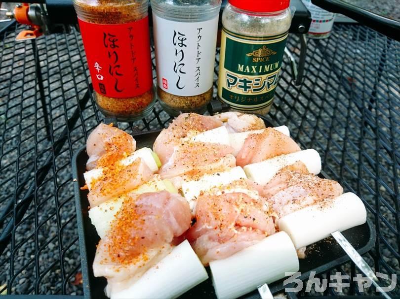 【簡単レシピ】キャンプで食べる焼き鳥が絶品｜炭火とガスで焼いてみた