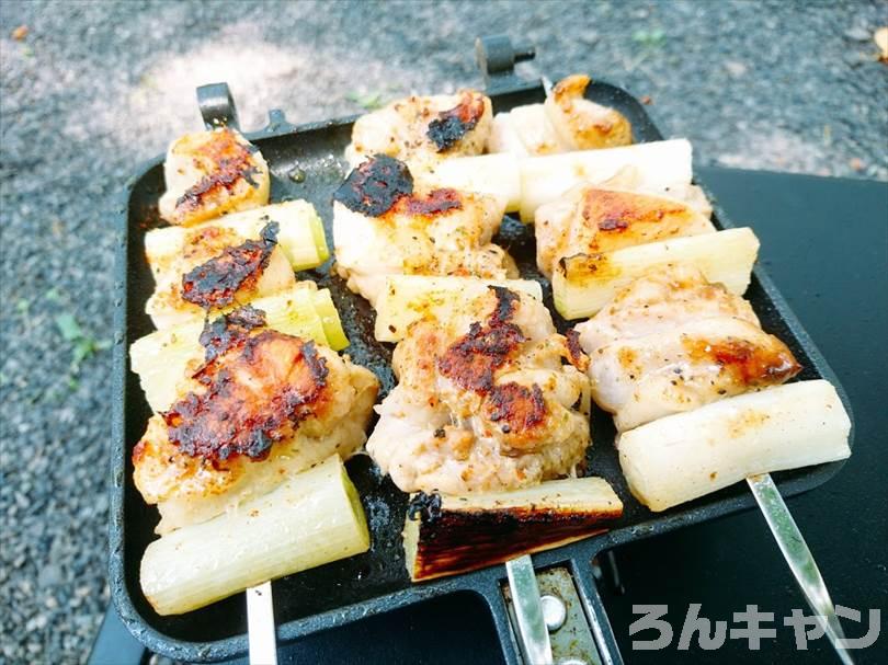 【簡単レシピ】キャンプで食べる焼き鳥が絶品｜炭火とガスで焼いてみた