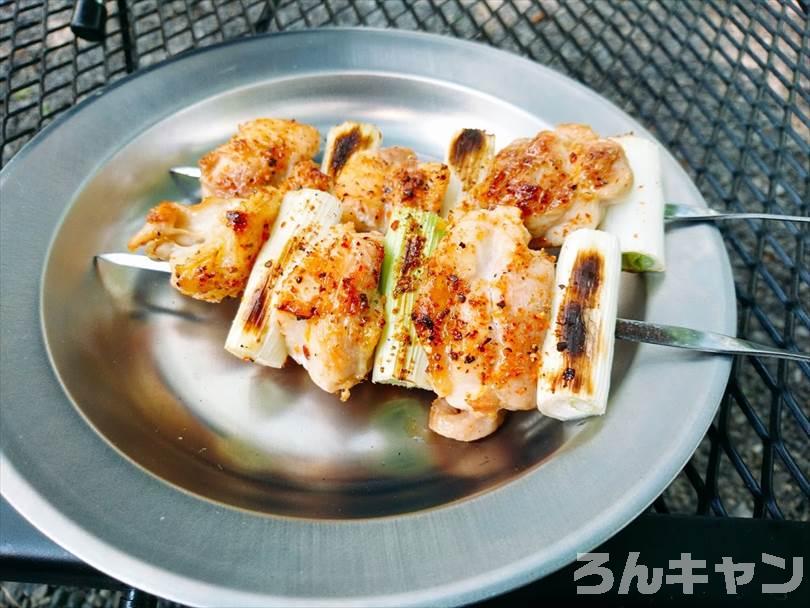 【簡単レシピ】キャンプで食べる焼き鳥が絶品｜炭火とガスで焼いてみた