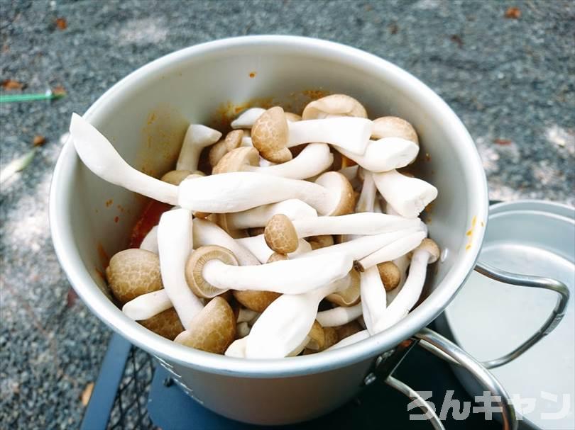 【簡単キャンプ飯】トマトを使ったレシピまとめ｜美味しい料理で笑顔になる