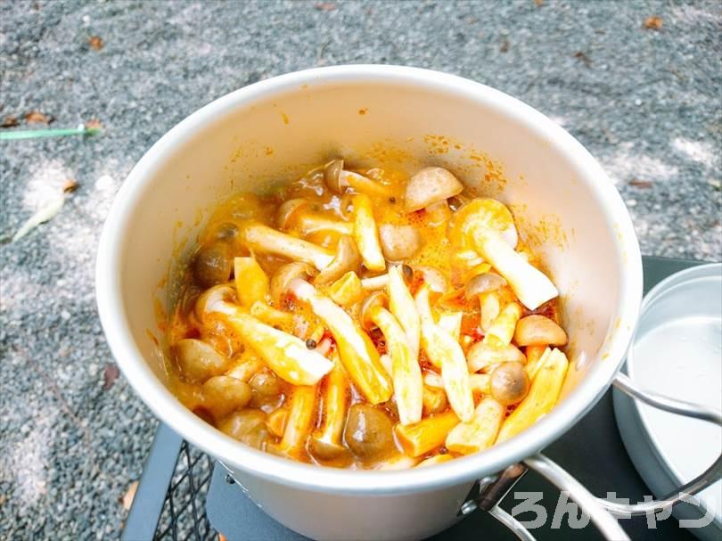 【簡単キャンプ飯】無印良品のトムヤムクンが本格的な味わいで美味しい（けど辛い…）