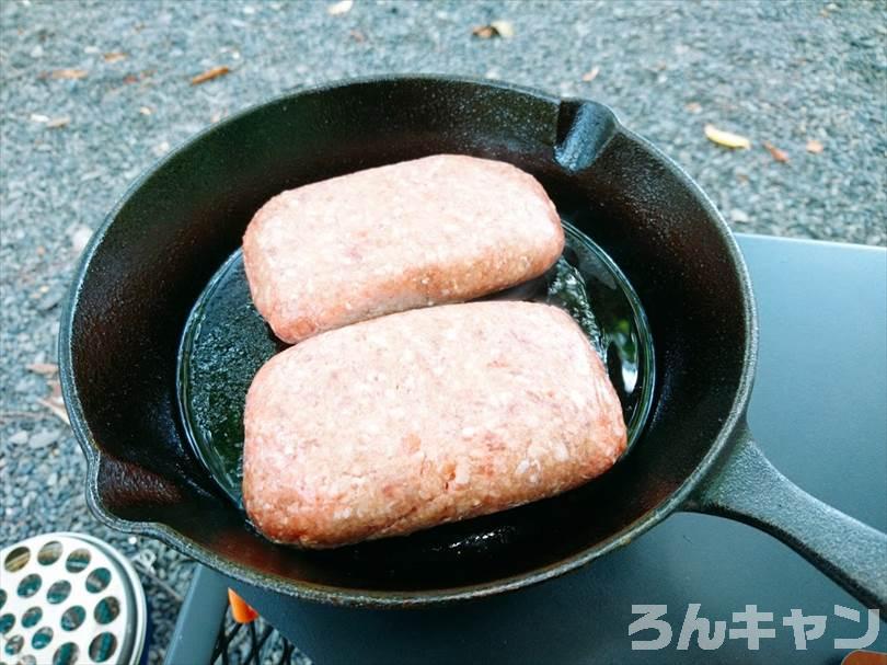 【簡単】キャンプで煮込みハンバーグ|市販のソースを使えば楽チンで美味しい