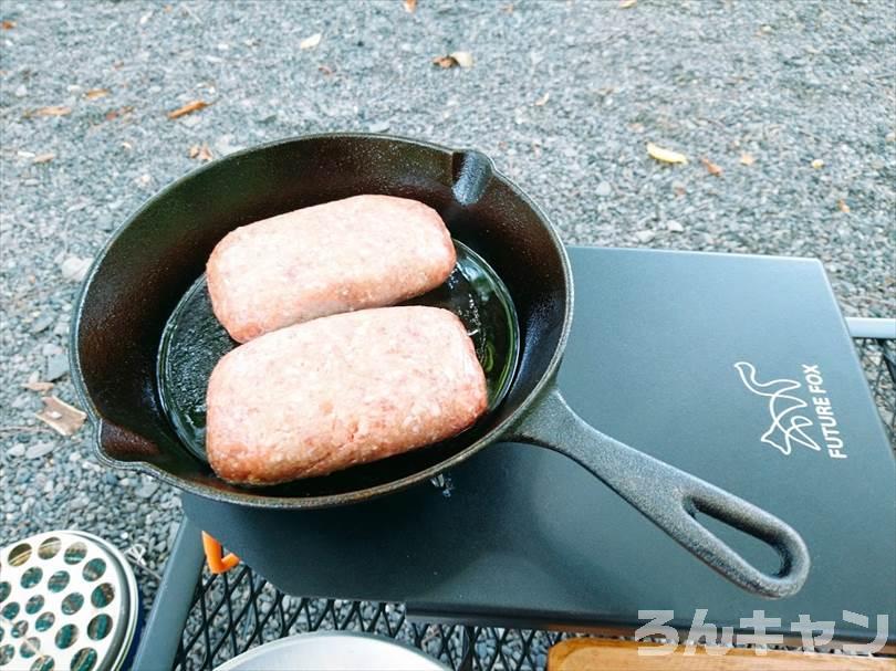 【簡単】キャンプで煮込みハンバーグ｜市販のソースを使えば楽チンで美味しい