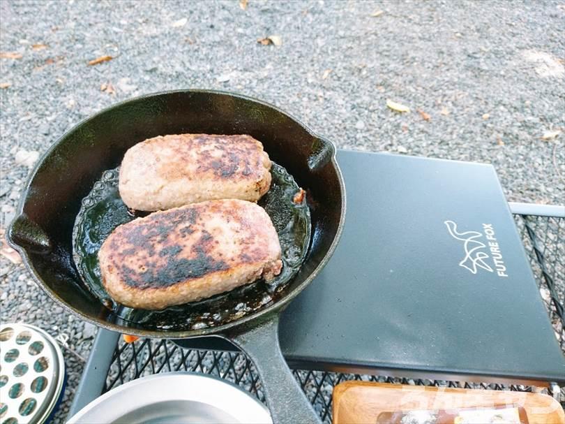 【簡単】キャンプで煮込みハンバーグ|市販のソースを使えば楽チンで美味しい