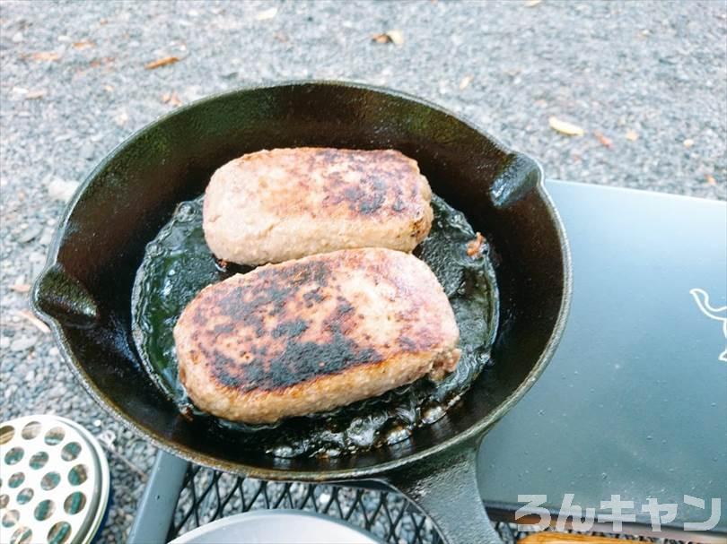 【男のキャンプ料理】スキレットで作る簡単おすすめレシピまとめ｜おつまみにもピッタリ