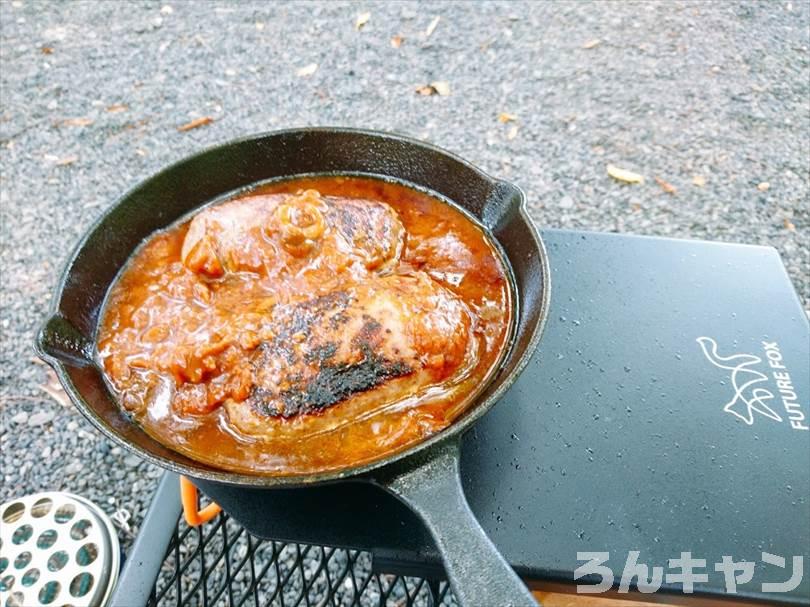 【簡単】キャンプで煮込みハンバーグ|市販のソースを使えば楽チンで美味しい