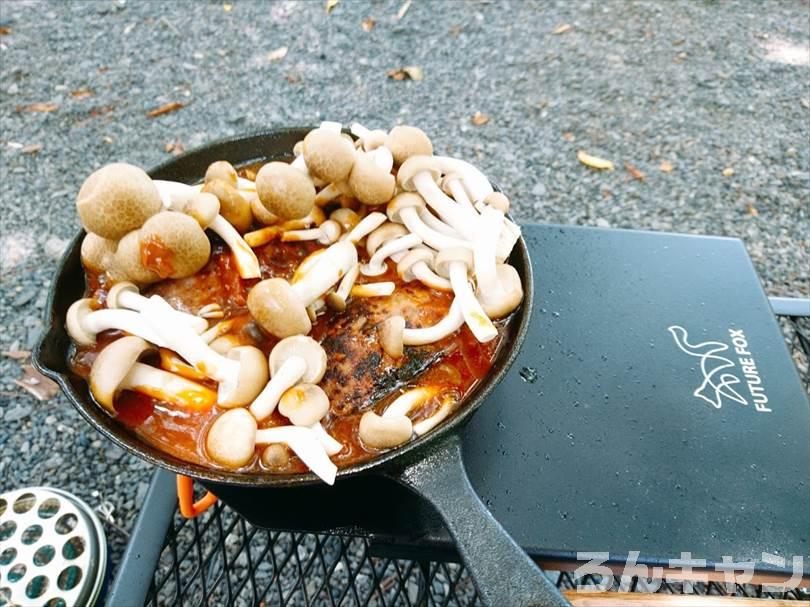 【簡単】キャンプで煮込みハンバーグ|市販のソースを使えば楽チンで美味しい