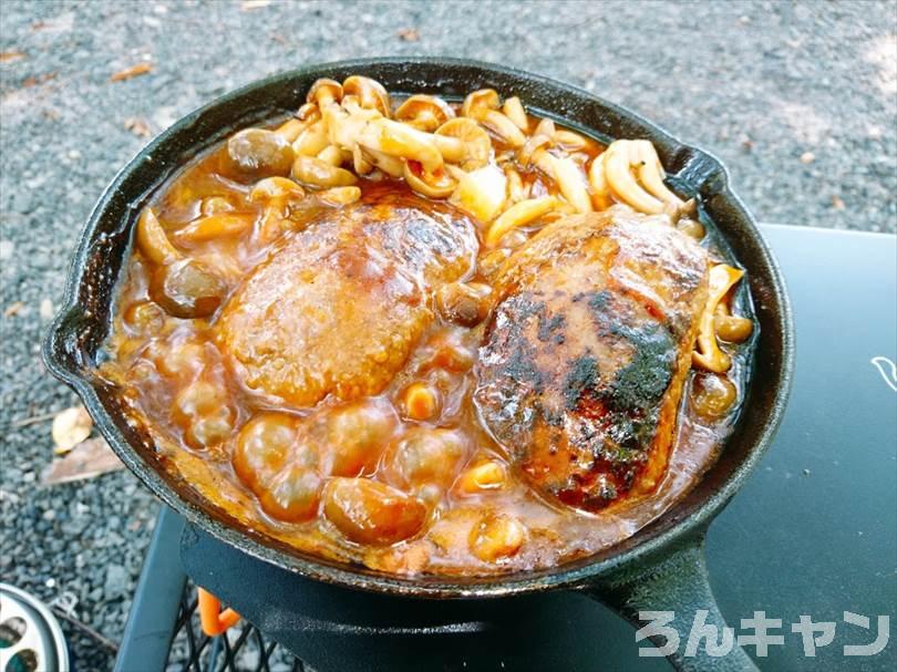 【簡単】キャンプで煮込みハンバーグ｜市販のソースを使えば楽チンで美味しい