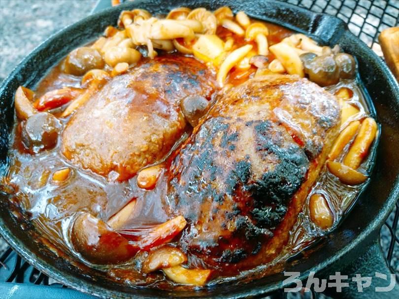 【簡単】キャンプで煮込みハンバーグ|市販のソースを使えば楽チンで美味しい