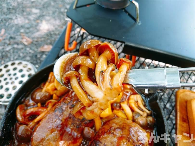 【簡単】キャンプで煮込みハンバーグ｜市販のソースを使えば楽チンで美味しい