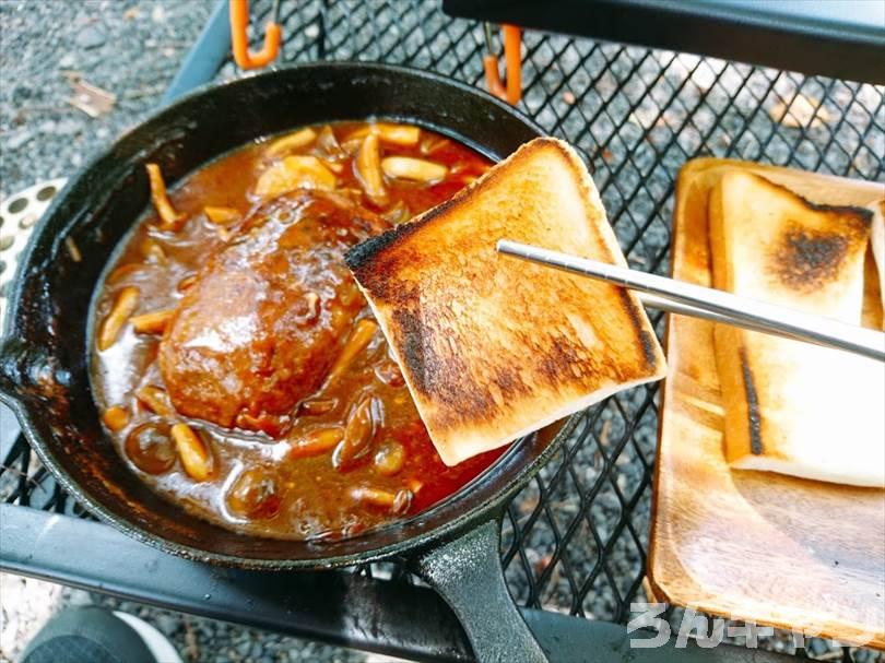 【簡単】キャンプで煮込みハンバーグ｜市販のソースを使えば楽チンで美味しい