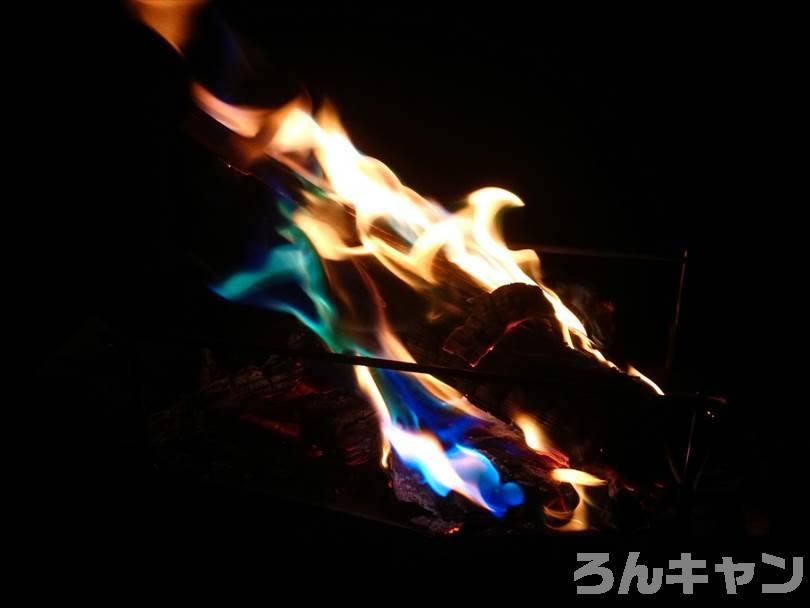 【100均】ダイソーのミラクルファイヤー｜焚き火の炎をカラフルに変える魔法のアイテム
