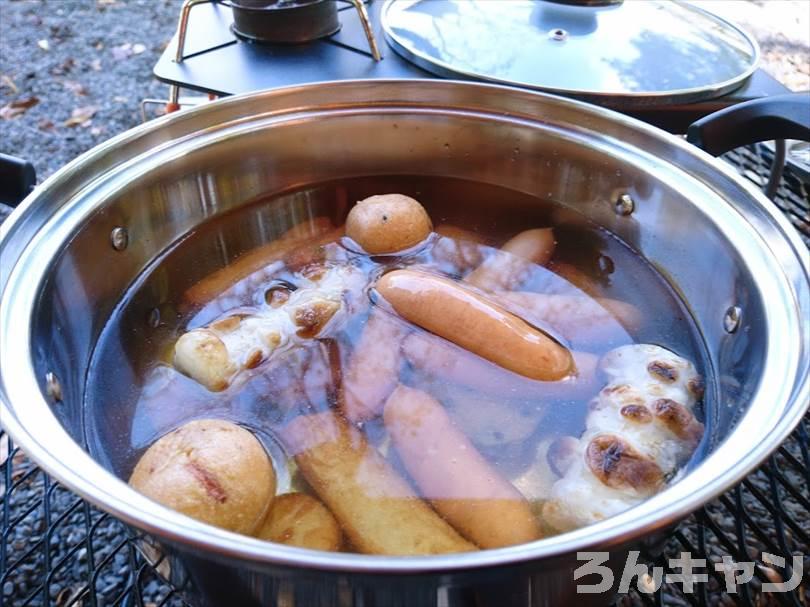 【簡単キャンプ飯】寒い冬は熱々おでんを食べて暖まる｜ストーブの上でじっくりコトコト煮込めば完成