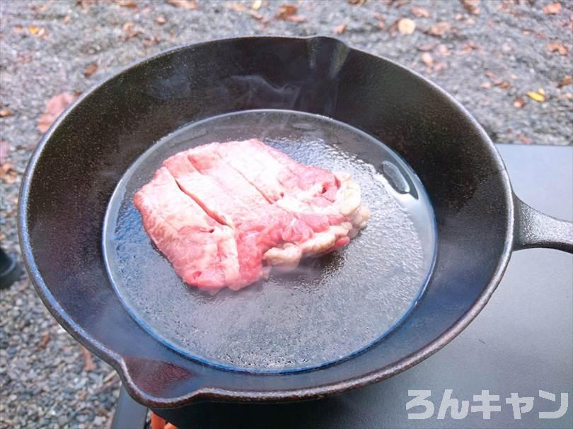 【簡単・美味】スキレットで焼肉をジュージュー焼く｜絶品の塩ダレとともに