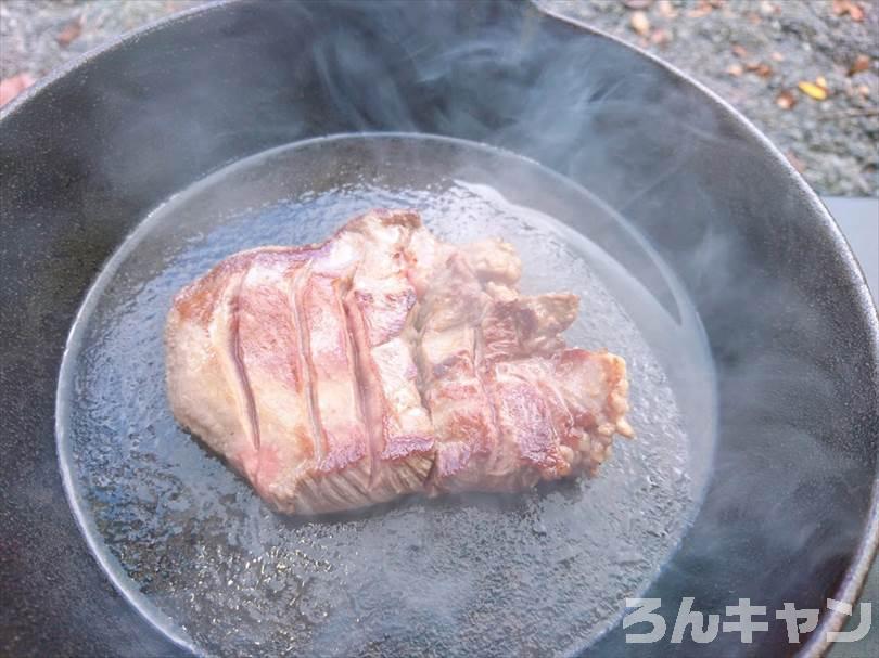 【簡単レシピ】ニトリのスキレットで美味しいキャンプ飯を作る｜おつまみにもピッタリ