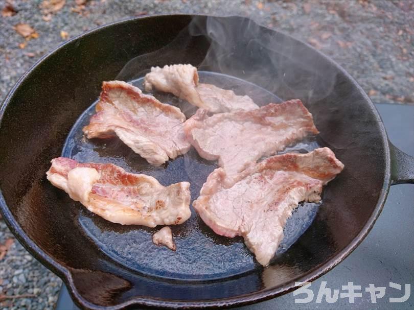 【簡単レシピ】ニトリのスキレットで美味しいキャンプ飯を作る｜おつまみにもピッタリ