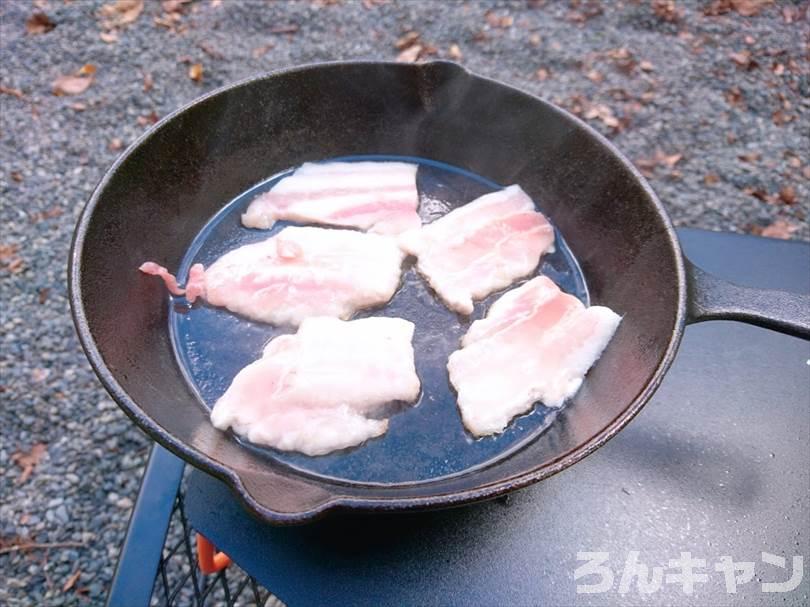 【簡単レシピ】ニトリのスキレットで美味しいキャンプ飯を作る｜おつまみにもピッタリ