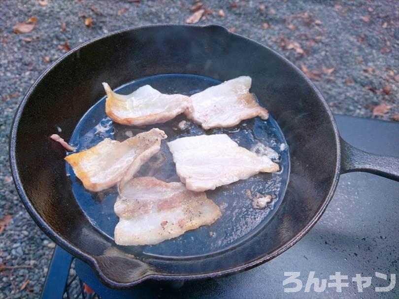 【簡単レシピ】ニトリのスキレットで美味しいキャンプ飯を作る｜おつまみにもピッタリ