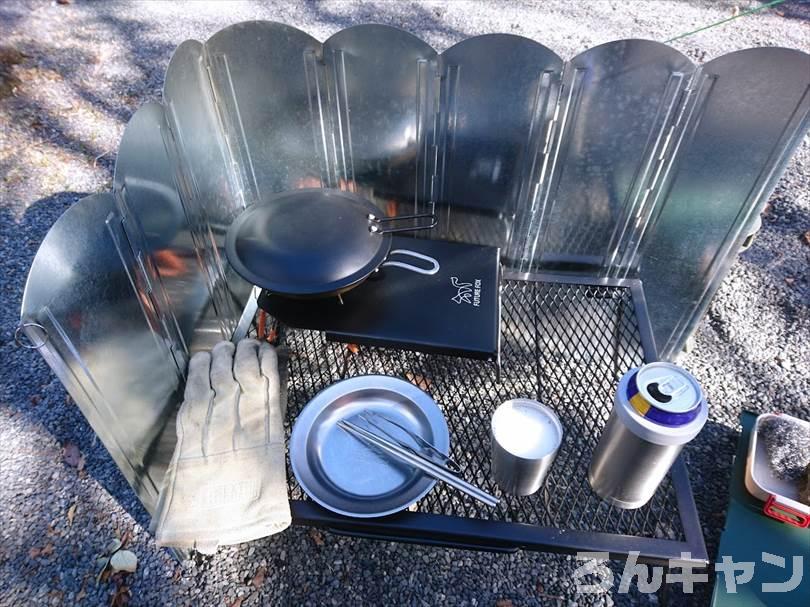 【ぬくぬく】キャンプグリーブの大型反射板・風防板をレビュー|テーブルを囲んで風を防いでバーナーの炎が安定する