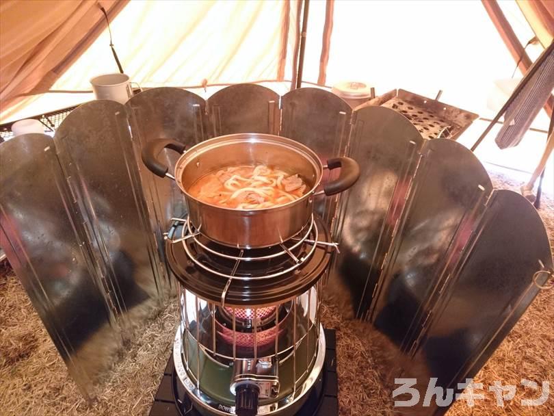 【簡単キャンプ飯】石油ストーブ料理のおすすめレシピまとめ｜熱々ポカポカで美味しい