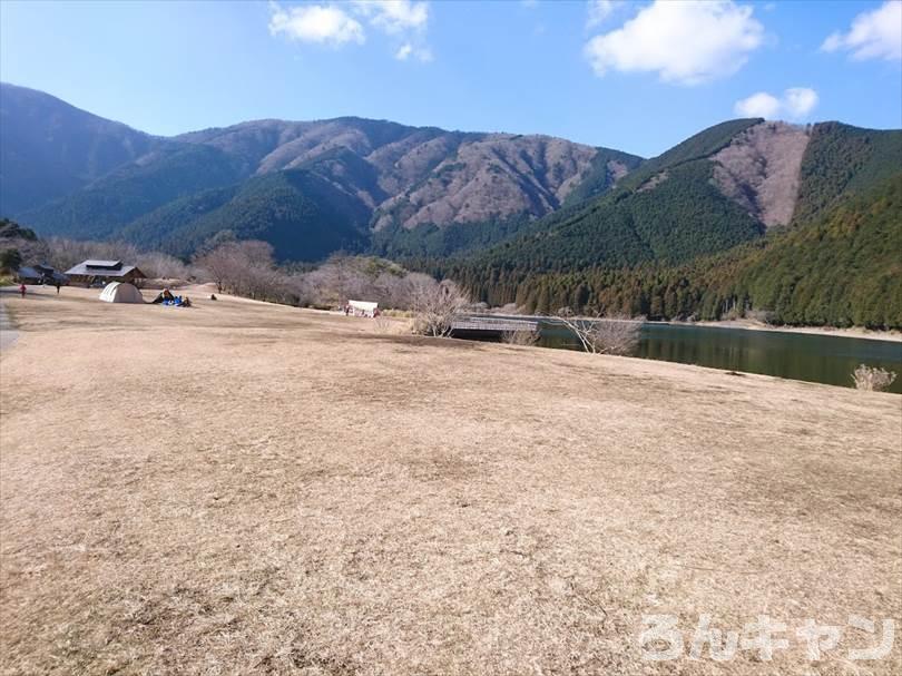 【冬の湖畔】田貫湖キャンプ場から見える絶景の富士山｜A・Bサイトの雰囲気をブログでご紹介