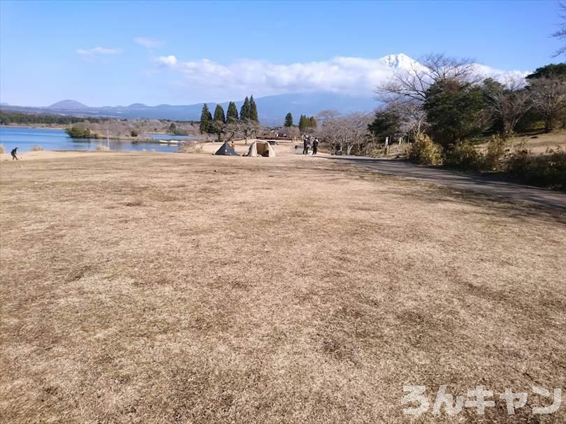 【冬の湖畔】田貫湖キャンプ場から見える絶景の富士山｜A・Bサイトの雰囲気をブログでご紹介