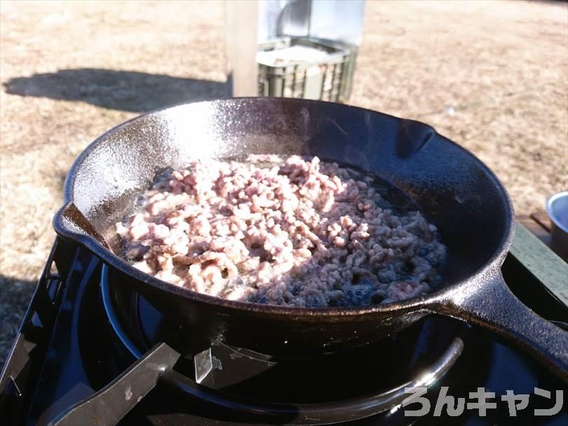 【簡単キャンプ飯】スキレットで作る麻婆豆腐｜熱々旨辛でビールと相性抜群！