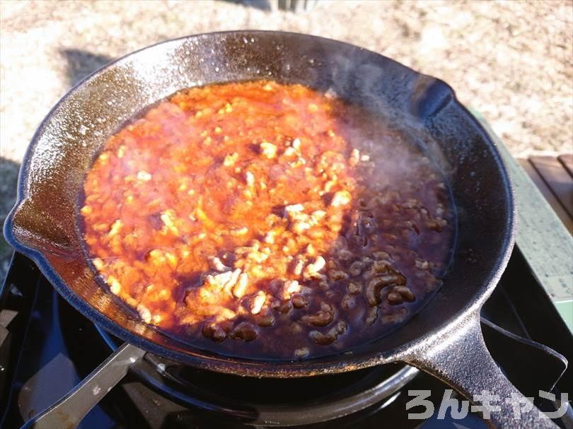 【簡単キャンプ飯】スキレットで作る麻婆豆腐｜熱々旨辛でビールと相性抜群！