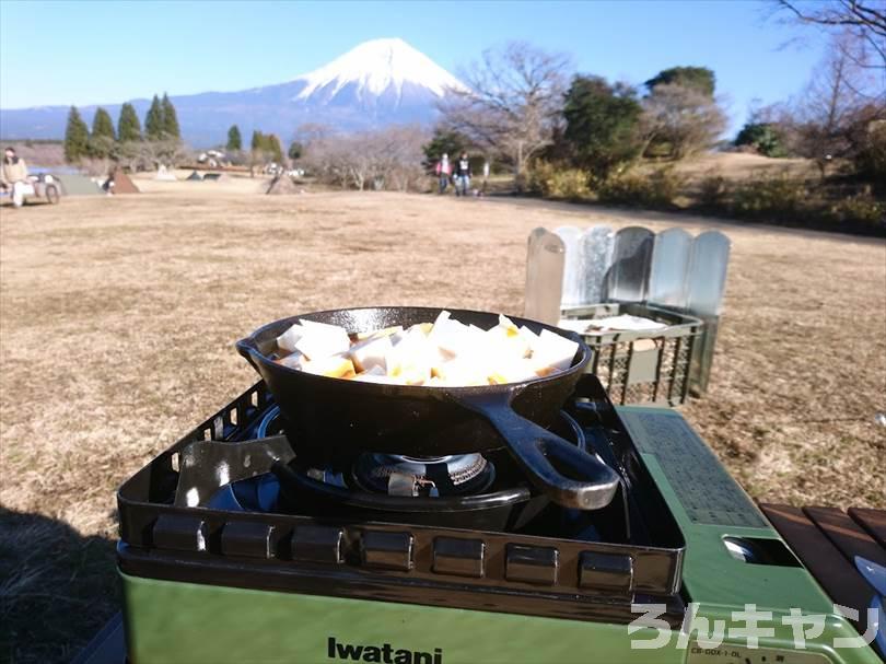 【簡単・絶品】冬キャンプにおすすめの料理まとめ｜体がポカポカ暖まる幸せ煮込みレシピ