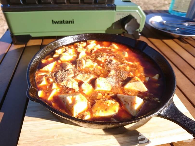 【簡単キャンプ飯】スキレットで作る麻婆豆腐｜熱々旨辛でビールと相性抜群！