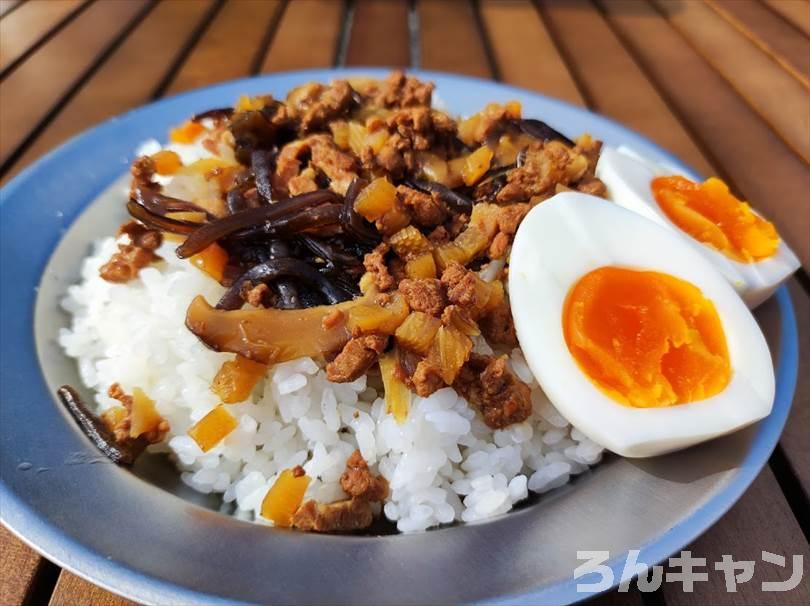 【簡単キャンプ飯】無印良品のごはんにかけるルーロー飯が美味しい｜八角と生姜の香りが広がる