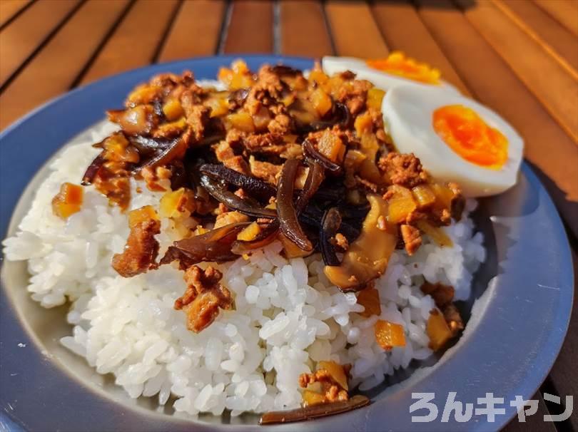 【簡単キャンプ飯】無印良品のごはんにかけるルーロー飯が美味しい｜八角と生姜の香りが広がる