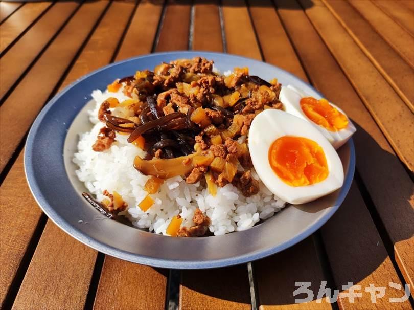 【簡単キャンプ飯】無印良品のごはんにかけるルーロー飯が美味しい｜八角と生姜の香りが広がる