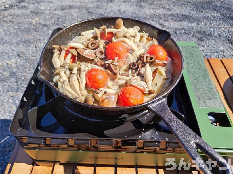 【簡単レシピ】ニトリのスキレットで美味しいキャンプ飯を作る｜おつまみにもピッタリ