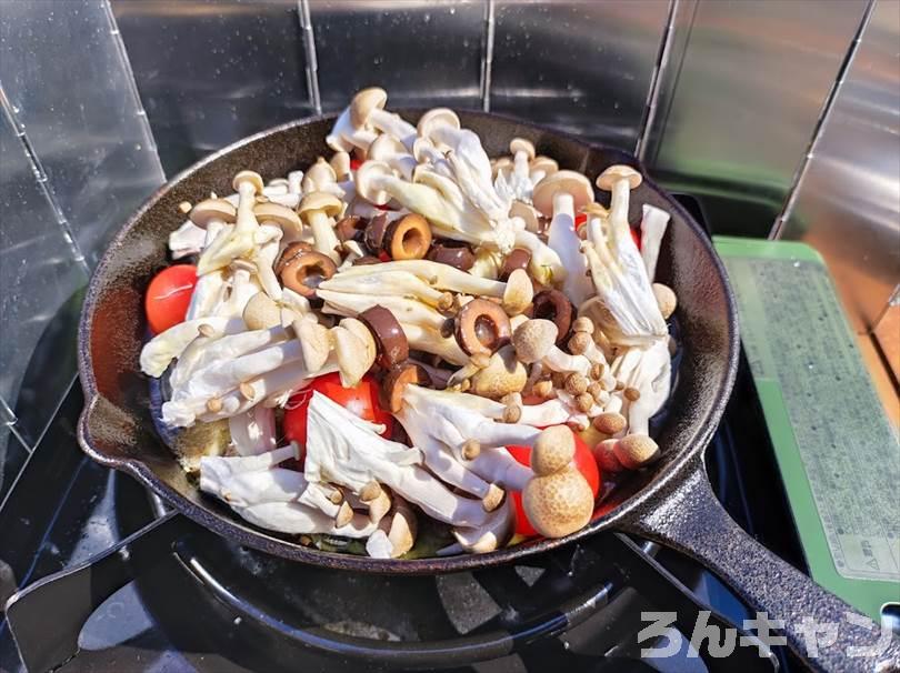 【ワンパン料理】フライパンひとつで作れる簡単キャンプ飯まとめ｜ビールのおつまみにもピッタリ！