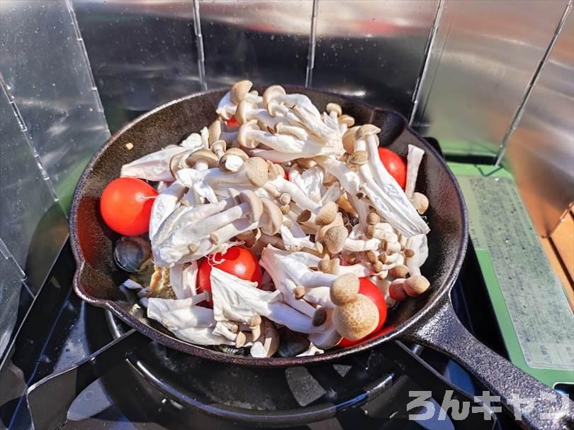 【簡単レシピ】ニトリのスキレットで美味しいキャンプ飯を作る｜おつまみにもピッタリ