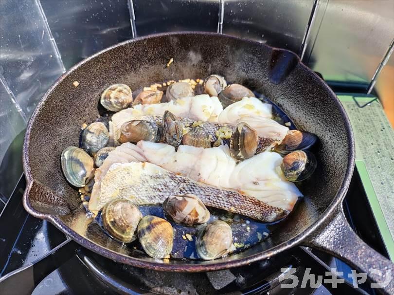 【簡単キャンプ飯】貝を使ったレシピまとめ｜美味しい料理で笑顔になる