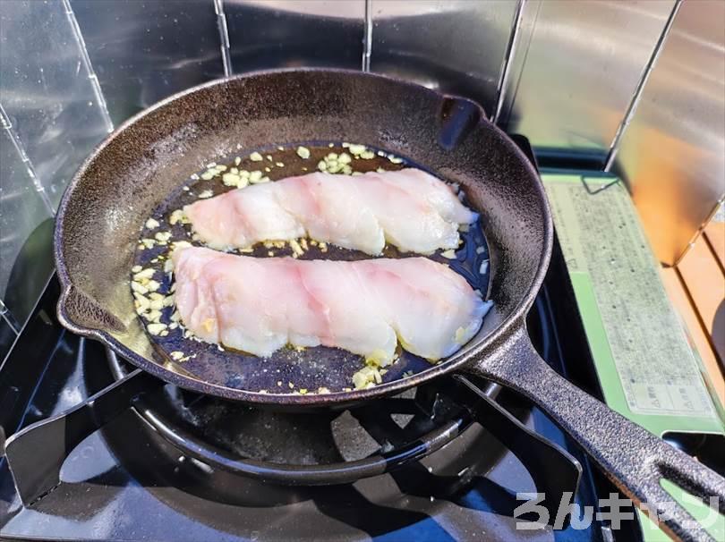 【ワンパン料理】フライパンひとつで作れる簡単キャンプ飯まとめ｜ビールのおつまみにもピッタリ！