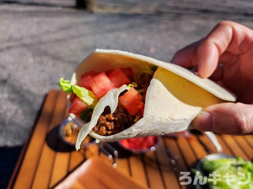 【簡単キャンプ飯】トルティーヤでタコスを作る｜市販のシーズニングを使って楽チンに！