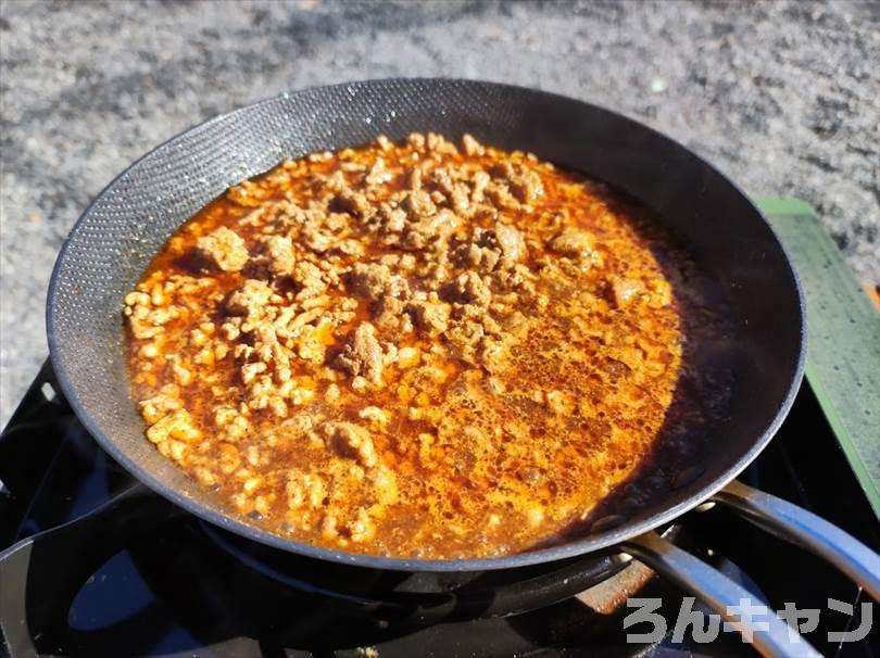 【簡単キャンプ飯】ひき肉を使ったレシピまとめ｜美味しい料理で笑顔になる