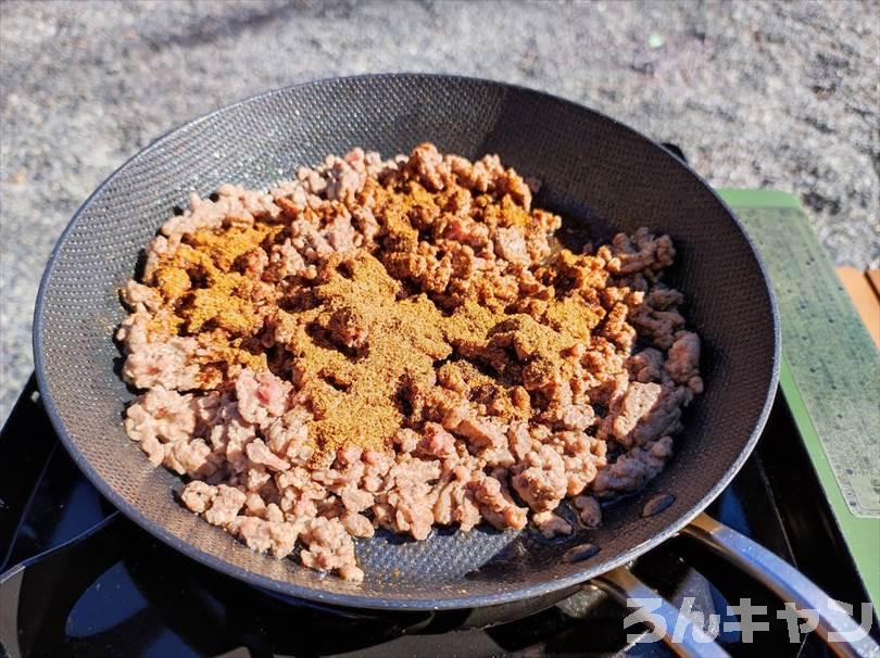 【簡単キャンプ飯】トルティーヤでタコスを作る｜市販のシーズニングを使って楽チンに！