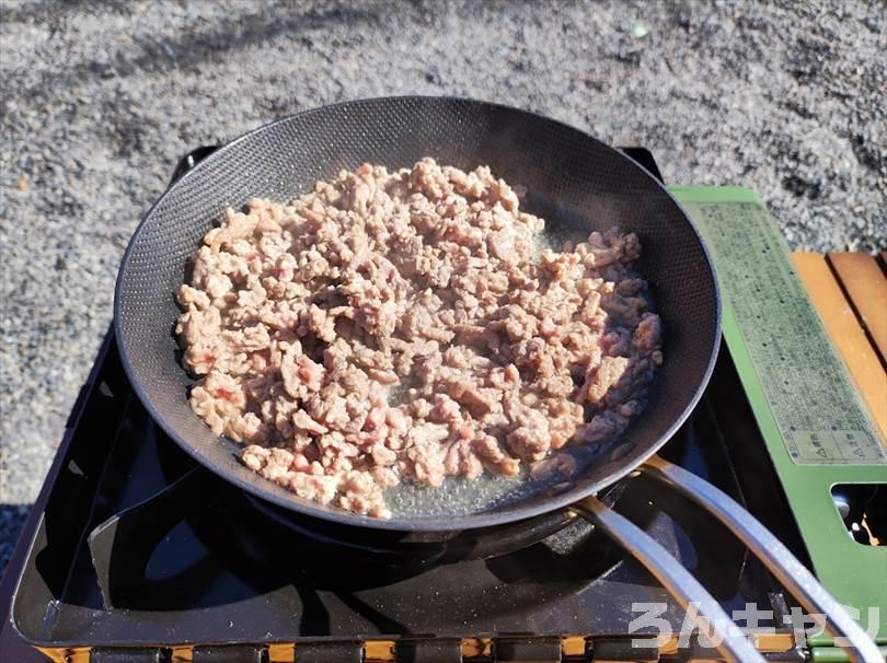 【簡単キャンプ飯】ひき肉を使ったレシピまとめ｜美味しい料理で笑顔になる
