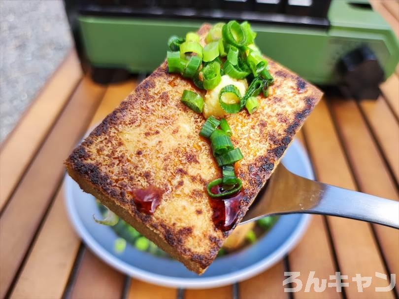 【簡単キャンプ飯】厚揚げステーキは生姜・ネギ・醤油をかけて食べると美味しい！