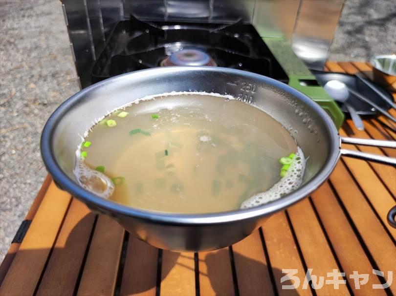 【簡単キャンプ飯】あさりの酒蒸しが美味しい｜日本酒とカットねぎだけでシンプルに！