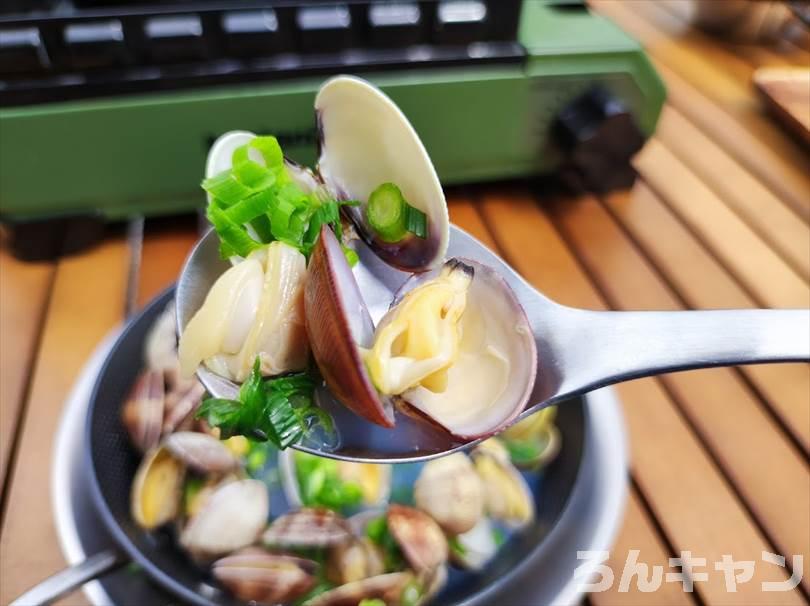 【簡単キャンプ飯】あさりの酒蒸しが美味しい｜日本酒とカットねぎだけでシンプルに！