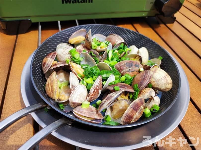 【ワンパン料理】フライパンひとつで作れる簡単キャンプ飯まとめ｜ビールのおつまみにもピッタリ！