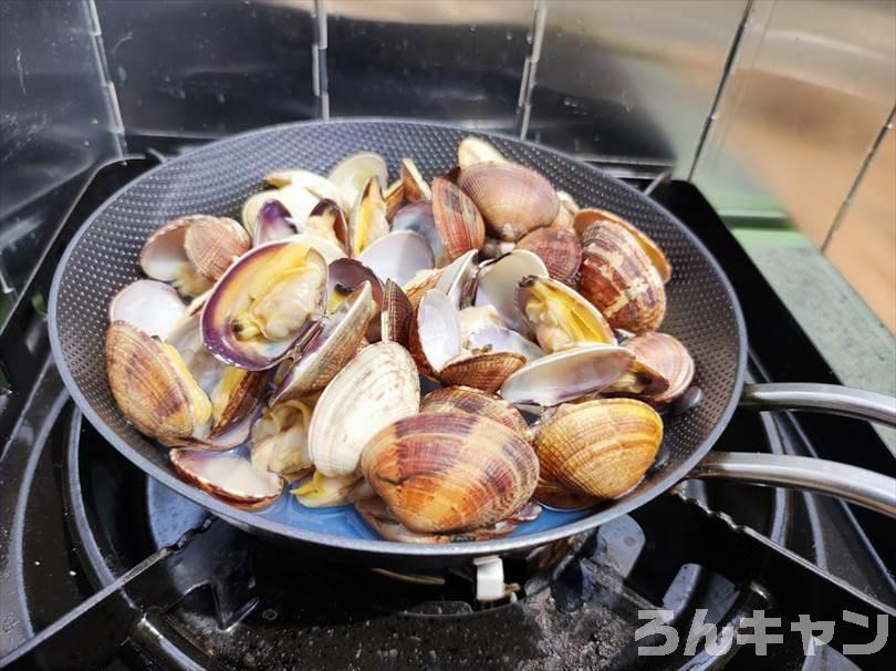 【簡単キャンプ飯】あさりの酒蒸しが美味しい｜日本酒とカットねぎだけでシンプルに！